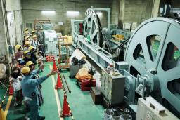 　南海電鉄高野山駅で行われた「駅長おしごと体験」で、ケーブルカーの巻き上げ機を見学する子どもたち＝２３日午後