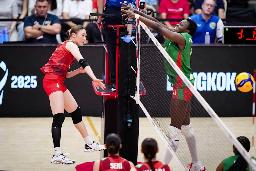 　１次リーグのカメルーン戦でスパイクを放つ石川（左）＝バンコク（Ｖｏｌｌｅｙｂａｌｌ　Ｗｏｒｌｄ提供・共同）