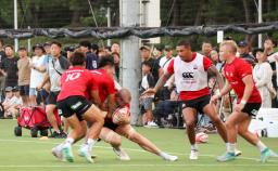 　合宿を公開し、ファンが見守る中で練習するラグビー日本代表＝宮崎市