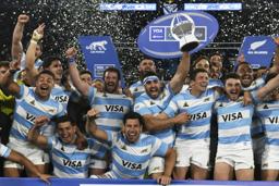 　ニュージーランドを破り、喜ぶアルゼンチンの選手たち＝２３日、ブエノスアイレス（ＡＰ＝共同）