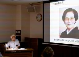 　認定患者だった義母キミ子さんの体験を講話する中坪勇成さん＝２４日午前、富山市