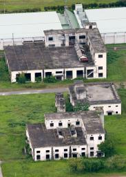 　陸上自衛隊小倉駐屯地曽根訓練場の敷地に残る、曽根製造所の遺構＝２４日午後、北九州市（共同通信社ヘリから）