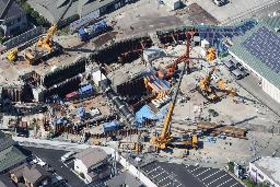　埼玉県八潮市の道路陥没事故の現場＝７月