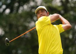 　最終ラウンド、１８番でティーショットを放つ松山英樹。通算３オーバーで２９位＝イーストレークＧＣ（共同）