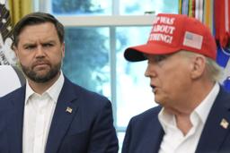 　米ホワイトハウスで、トランプ大統領（右）の発言を見守るバンス副大統領＝２２日、ワシントン（ＡＰ＝共同）