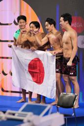 　競泳の世界ジュニア選手権の男子４００ｍメドレーリレーで優勝した日本＝２４日（ゲッティ＝共同）