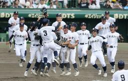 　第１０７回全国高校野球選手権大会決勝で日大三を破り、初優勝を果たして喜ぶ沖縄尚学ナイン＝２３日、甲子園球場