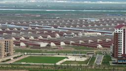 　北朝鮮北西部新義州周辺で建造が進められる同国最大規模の温室農場＝２４日、中国遼寧省丹東から撮影（共同）