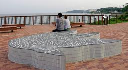 　観音崎公園の「たたら浜展望広場」に設置された「ゴジラの足跡」のモニュメント。ベンチとしても利用できる＝７月、神奈川県横須賀市