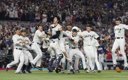 　第５回ＷＢＣで優勝し喜ぶ日本ナイン。中央は大谷＝２０２３年３月、マイアミ（共同）