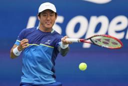 　テニスの全米オープン１回戦で、フランシス・ティアフォーと対戦する西岡良仁＝２５日、ニューヨーク（ＡＰ＝共同）