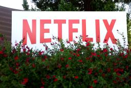 　米カリフォルニア州ロスガトスのネットフリックス本社に掲げられたロゴ＝２０２２年４月（ゲッティ＝共同）