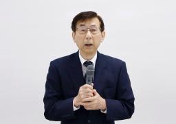 　入試の採点ミスを受けて記者会見する新潟県立大の若杉隆平学長＝２６日午後、新潟市