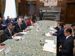 　イスラエルのオハナ国会議長（左から２人目）と面会する関口昌一参院議長（右から２人目）＝２６日午後、国会