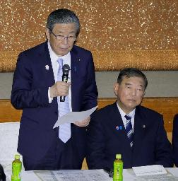 　自民党の両院議員懇談会であいさつする森山幹事長。右は総裁の石破首相＝７月、東京・永田町の党本部