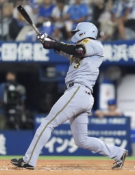 　９回阪神２死一塁、大山が右越えに逆転２ランを放つ＝横浜