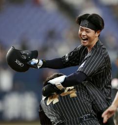 　１２回、サヨナラ打を放ち喜ぶオリックス・太田＝京セラドーム