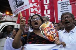 　インドで開かれた米関税などに抗議する集会＝１３日（ＡＰ＝共同）