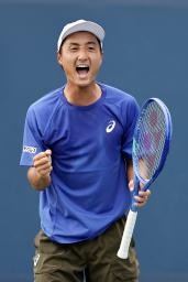 　男子シングルス１回戦でポイントを奪い喜ぶ望月慎太郎＝ニューヨーク（共同）