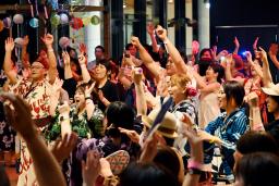 　ＤＪのかけ声に合わせてテンポよく手足を動かし、盆踊りを楽しむ参加者たち＝６日、仙台市