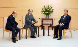 　広島市の松井一実市長（中央）、長崎市の鈴木史朗市長（左）との面会に臨む石破首相＝２７日午後、首相官邸