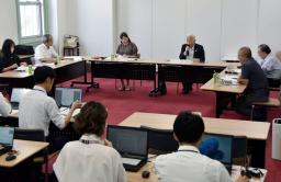 　訪日客対象の徴収金について、現時点での創設見送りを盛り込んだ提言をまとめた大阪府の有識者会議＝２７日午後、大阪府庁