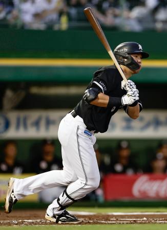 　１回ロッテ２死満塁、安田が右前に先制の２点打を放つ＝ほっともっと神戸