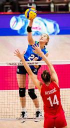 　１次リーグのセルビア戦でスパイクを放つ佐藤（２６）＝バンコク（Ｖｏｌｌｅｙｂａｌｌ　Ｗｏｒｌｄ提供）