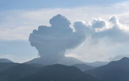 　噴煙を上げる霧島連山・新燃岳＝２８日午前７時３３分、鹿児島県霧島市から（無人定点カメラで撮影）