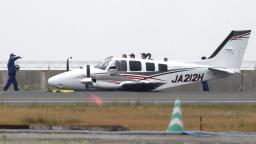 　神戸空港に胴体着陸した小型プロペラ機＝２０２４年５月３１日