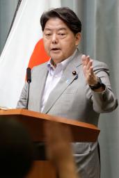 　記者会見する林官房長官＝２８日午前、首相官邸