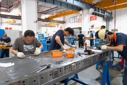 　中国広東省仏山市の工場で働く労働者＝７月（共同）