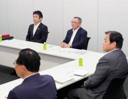 　ガソリン税の暫定税率廃止法案を巡る与野党の実務者協議に臨む自民党税制調査会の宮沢洋一会長（奥右）と立憲民主党の重徳和彦政調会長（同左）ら＝２８日午後、国会