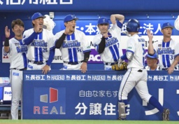 　２回、２ランを放った松尾（手前）を迎えるＤｅＮＡナイン＝横浜