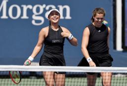 　女子ダブルス１回戦で勝利した穂積絵莉（左）、ウリケ・アイケリ組＝ニューヨーク（共同）