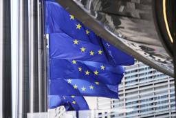 　ＥＵ欧州委員会本部に掲げられたＥＵの旗＝２１日、ブリュッセル（ＡＰ＝共同）