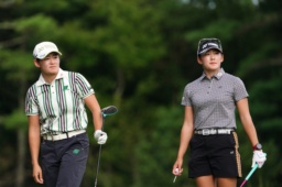 　第１ラウンド、２アンダーで３１位の岩井明愛（左）と岩井千怜＝ＴＰＣボストン（共同）