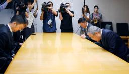 　秋田県庁を訪れ、鈴木健太知事（左端）に陳謝する三菱商事の中西勝也社長＝２９日午後