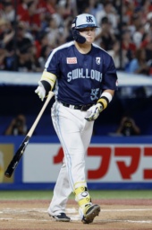 　８回ヤクルト１死、村上が中越えにこの試合３本目の本塁打を放つ＝神宮