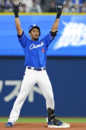 　１１回、勝ち越しの３点二塁打を放ちポーズをとる中日の代打ブライト＝横浜