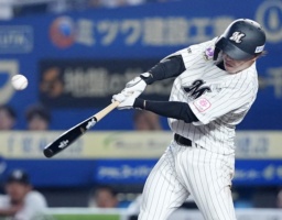 　６回ロッテ２死一、三塁、小川が左前に勝ち越し打を放つ＝ＺＯＺＯマリン