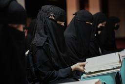 　アフガニスタンの首都カブールで宗教学の授業を受ける少女たち＝５月（ＡＰ＝共同）