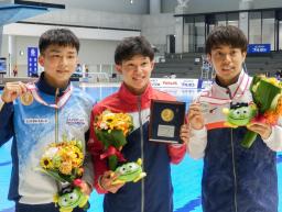　男子高飛び込みで６度目の優勝を果たした玉井陸斗（中央）＝日環アリーナ栃木