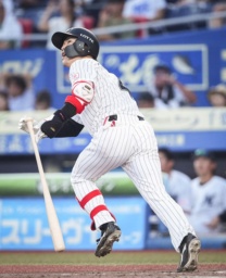 　４回ロッテ１死、友杉が左越えに本塁打を放つ＝ＺＯＺＯマリン