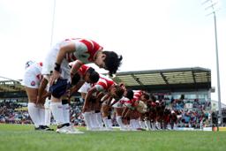 　ニュージーランドに敗れ、一礼する日本フィフティーン＝エクセター（ゲッティ＝共同）