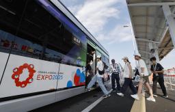 　大阪・関西万博会場からＪＲ桜島駅行きのシャトルバスに乗り込む利用客＝７月、大阪市此花区の夢洲