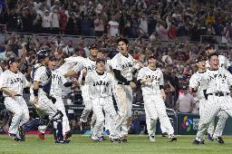 　第５回ＷＢＣで前回王者の米国を下し、大喜びの大谷翔平（中央）ら日本ナイン。１４年ぶり３度目の優勝を果たした＝２０２３年３月、マイアミ（共同）