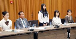 　スイス・ジュネーブの軍縮会議日本政府代表部で、高校生平和大使の代表としてあいさつする岩手県立盛岡北高２年の小笠原妙衣さん（中央）＝１日（共同）