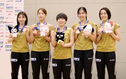 　バドミントンの世界選手権から帰国し、撮影に応じる（左から）志田千陽、松山奈未、山口茜、中西貴映、岩永鈴＝２日、東京都大田区