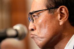 　定例記者会見に臨む経済同友会の新浪剛史代表幹事＝３日午後、東京都千代田区